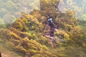 Phần còn lại của chiếc trực thăng chở Tổng thống Ebrahim Raisi cháy rụi trên sườn núi.