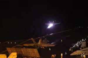 Tiêm kích hạm Mỹ cất cánh tấn công Houthi.