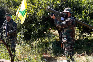 Chiến binh Hezbollah với tên lửa phòng không do Iran sản xuất.