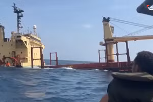 Tàu Rubymar sau khi trúng đòn tấn công của Houthi.