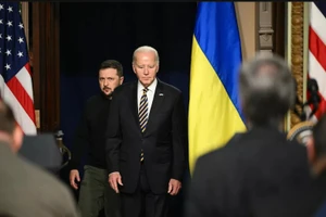 Tổng thống Ukraine Zelensky và người đồng cấp Mỹ Biden.