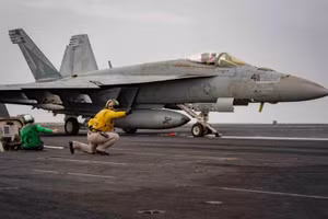 Tiêm kích F/A-18 trên tàu sân bay USS Dwight D. Eisenhower.