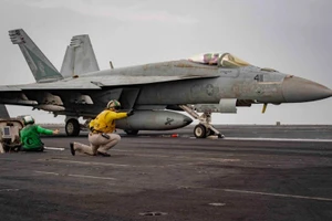 Tiêm kích F/A-18 trên tàu sân bay USS Dwight D. Eisenhower.
