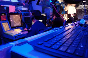 Thủy thủ trên khu trục hạm USS Gravely căng thẳng khi làm nhiệm vụ tại Biển Đỏ.