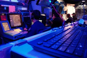 Thủy thủ trên khu trục hạm USS Gravely căng thẳng khi làm nhiệm vụ tại Biển Đỏ.