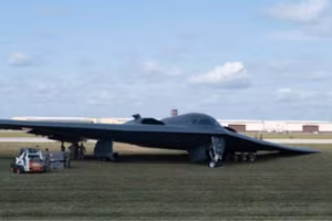 Máy bay B-2 Spirit gặp sự cố gãy càng khi hạ cánh. 