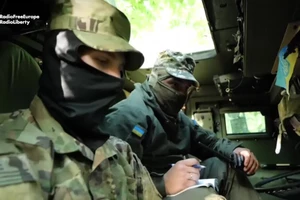 Binh sĩ Ukraine vận hành hệ thống HIMARS.