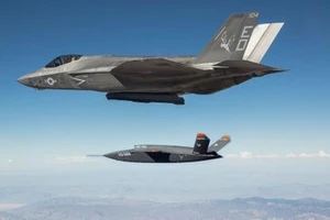 UAV XQ-58A Valkyrie bay cùng tiêm kích F-35 trong một cuộc thử nghiệm.