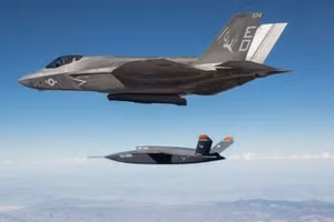 UAV XQ-58A Valkyrie bay cùng tiêm kích F-35 trong một cuộc thử nghiệm.