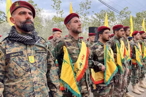 Binh sĩ Hezbollah tham gia lễ tưởng niệm một chỉ huy của lực lượng này thiệt mạng do cuộc không kích của Israel.