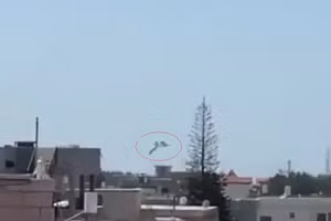 Khoảnh khắc UAV của Hezbollah tấn công Israel.