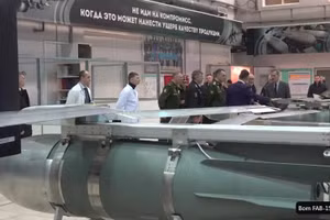 Kích thước khổng lồ của bom lượn FAB-1500.