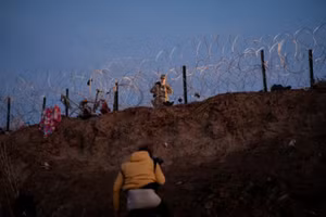 Người di cư vượt sông Rio Grande, đoạn qua thị trấn Eagle Pass, bang Texas.