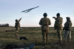 Binh sĩ Ukraine triển khai UAV.