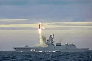 Chiến hạm Nga phóng tên lửa Zircon.