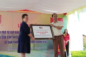 Tham tán Thông tin Văn hóa Đại sứ quán Hoa Kỳ Molly Stephenson trao tài trợ cho dự án tu sửa Di sản Nhà Hồ, tỉnh Thanh Hóa.