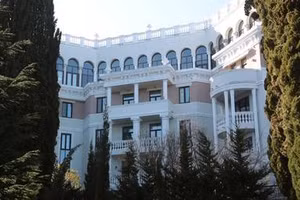 Tài sản của các nhà lãnh đạo và doanh nhân Ukraine tại Crimea bị quốc hữu hóa và bán đấu giá.