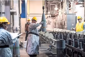 Công nhân xử lý đạn dược chứa chất độc thần kinh GB tại Nhà máy thí điểm phá hủy chất độc hóa học Blue Grass, Lexington, Kentucky, Mỹ, năm 2020.