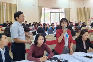 Học viên thảo luận tại lớp bồi dưỡng về quản trị nhân sự trong trường tiểu học.