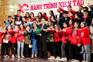 Tập thể lãnh đạo, cán bộ, học viện, sinh viên của Viện Đào tạo quốc tế (Học viện Tài chính)