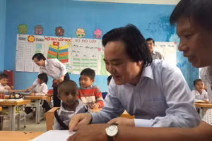 Bộ trưởng Phùng Xuân Nhạ trong lần về thăm K"Rể tại ngôi trường mà em theo học