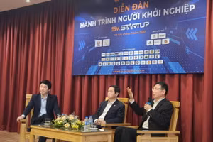 Từ phải qua trái là các diễn giả: Đỗ Cao Bảo; Lê Viết Hải; Đỗ Mạnh Hùng - giao lưu, chia sẻ với sinh viên của Trường ĐH Xây dựng