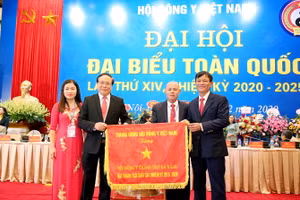 Trung ương Hội Đông y Việt Nam tặng Cờ thi đua cho các đơn vị đạt thành tích xuất sắc nhiệm kỳ 2015 - 2020
