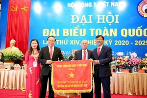 Trung ương Hội Đông y Việt Nam tặng Cờ thi đua cho các đơn vị đạt thành tích xuất sắc nhiệm kỳ 2015 - 2020