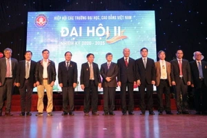 Tân Chủ tịch, các Phó Chủ tịch Hiệp hội các trường ĐH-CĐ Việt Nam nhiệm kỳ 2020-2025 ra mắt Đại hội.