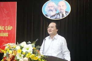 Bộ trưởng Phùng Xuân Nhạ báo cáo tại Hội nghị Báo cáo viên Trung ương tháng 9/2020 và tập huấn công tác tuyên truyền Đại hội Đảng bộ các cấp tiến tới Đại hội Đại biểu toàn quốc lần thứ XIII của Đảng.