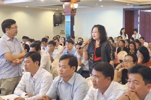 Học viên tương tác trong buổi học đầu tiên của Khóa bồi dưỡng, tập huấn mô – đun 2 (khu vực phía Nam) do PGS.TS Nguyễn Thành Vinh làm báo cáo viên