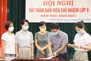 Các giáo viên Trường THCS Lê Quý Đôn thực hiện bốc thăm chủ nhiệm lớp 6. Ảnh: Báo Hải Dương