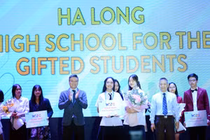 Nhóm học sinh đến từ Trường THPT chuyên Hạ Long (Quảng Ninh) giành giải Đặc biệt.