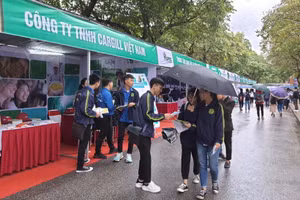 Mặc dù trời mưa, nhưng rất đông sinh viên đến tham gia ngày hội việc làm, nhằm tìm kiếm cơ hội cho mình