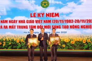 Bộ Nông nghiệp và Phát triển Nông thôn Nguyễn Xuân Cường trao Bằng khen của Thủ tướng Chính phủ cho 2 cán bộ, viên chức của Học viện Nông nghiệp Việt Nam