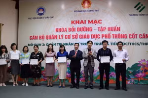 GS.TS Phạm Quang Trung - Giám đốc Học viện Quản lý Giáo dục và ông Nguyễn Ngọc Dũng - Giám đốc Ban quản lý Chương trình ETEP trao Giấy chứng nhận cho đại diện các thầy, cô đã hoàn thành mô - đun 1.