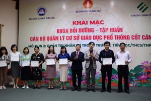 GS.TS Phạm Quang Trung - Giám đốc Học viện Quản lý Giáo dục và ông Nguyễn Ngọc Dũng - Giám đốc Ban quản lý Chương trình ETEP trao Giấy chứng nhận cho đại diện các thầy, cô đã hoàn thành mô - đun 1.