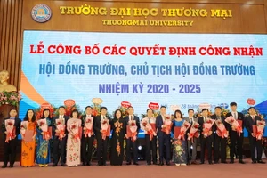 Thứ trưởng Bộ GD&ĐT Ngô Thị Minh trao quyết định và tặng hoa chúc mừng các thành viên Hội đồng trường Trường ĐH Thương mại.