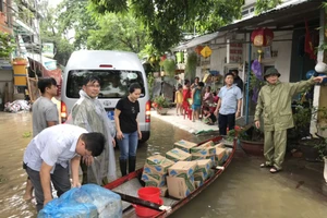 Giám đốc ĐH Huế (ngoài cùng bên phải) trực tiếp chỉ đạo cung cấp nhu yếu phẩm.