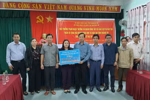 Thứ trưởng Bộ GD&ĐT Phạm Ngọc Thưởng cùng đoàn công tác trao tặng quà hỗ trợ cho ngành Giáo dục tỉnh Quảng Trị.