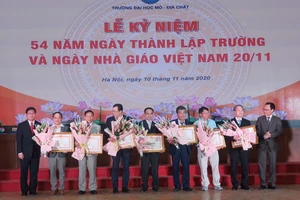 Thứ trưởng Hoàng Minh Sơn (ngoài cùng bên phải) trao Bằng khen của Thủ tướng Chính phủ cho các cá nhân đạt thành tích xuất sắc