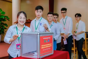 Sinh viên Học viện Nông nghiệp Việt Nam quyên góp ủng hộ đồng bào miền Trung.