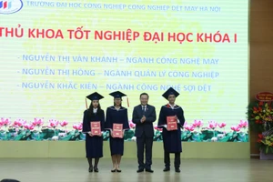 Phó Chủ tịch Quốc hội Phùng Quốc Hiển trao bằng tốt nghiệp cho các Thủ khoa khóa 1