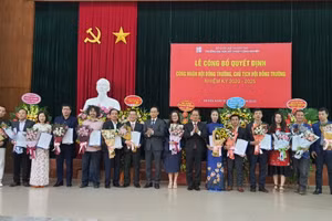 Thứ trưởng Hoàng Minh Sơn trao quyết định và tặng hoa chúc mừng các thành viên Hội đồng trường Trường ĐH Mỹ thuật Công nghiệp