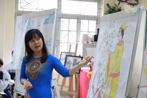 Cô giáo Trường THPT Hoàng Cầu (Hà Nội). Ảnh minh họa