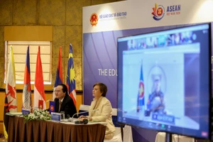 Bà Karin Hulsof - Giám đốc Khu vực UNICEF (bên phải) tại Hội nghị UNICEF – ASEAN về “Chuyển đổi kỹ năng số trong lĩnh vực GD-ĐT trong khu vực ASEAN” . Ảnh: Thế Đại