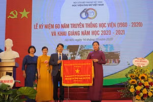 Thừa ủy quyền, đồng chí Hà Thị Nga – Chủ tịch Hội LHPN Việt Nam trao Cờ thi đua của Chính phủ cho Học viện.