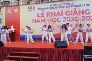 Văn nghệ chào mừng