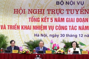 Phó Thủ tướng Thường trực Chính phủ Trương Hòa Bình (ở giữa) chủ trì Hội nghị