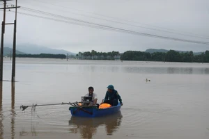 Nhiều nơi ở xã Tượng Sơn ngập trong biển nước.